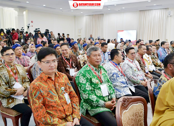 Bupati Kepulauan Anambas saat duduk bersama Kepala Daerah yang menerima Paritrana Award 2023